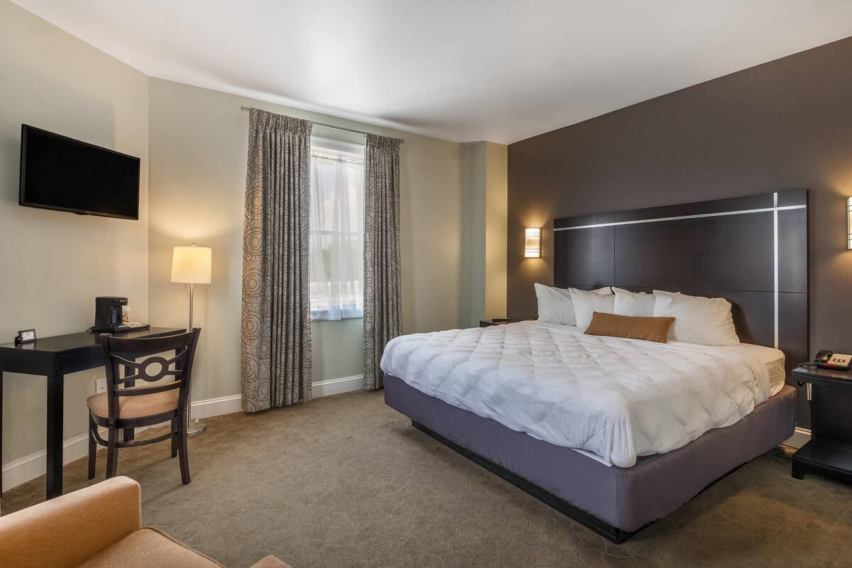 Standard-huone, 1 suuri parisänky, tupakointi kielletty | Ylelliset vuodevaatteet, yksilöllisesti sisustettu