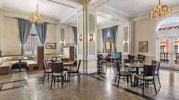 供應午餐、晚餐和早午餐,美國料理,露天餐廳