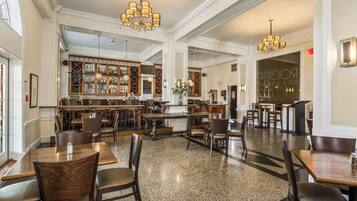 Lunch, dinner, brunch served; American cuisine, al fresco dining