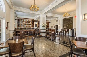 供应午餐、晚餐和早午餐，美洲菜，室外就餐