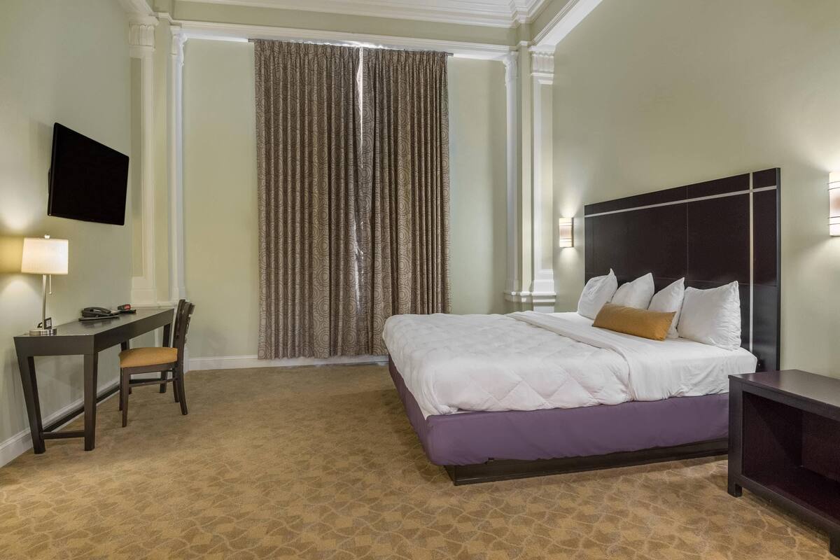 Room, 1 King Bed, Accessible, Non Smoking | Premium bedding, desk, laptop workspace, blackout drapes