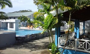 Una piscina al aire libre