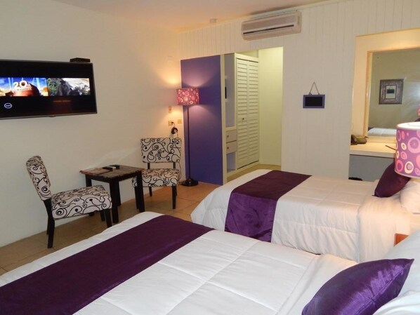Deluxe Room | In-room safe, individually decorated, desk, iron/ironing board - Green Palm Boutique Hotel (Crown Point)