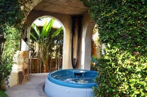 Outdoor spa tub - Pacific Coast Vacation Rentals (San Diego)