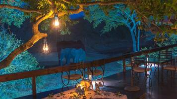 Mặt tiền nơi lưu trú - ban đêm