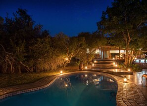Front of property – evening/night - Waterbuck Game Lodge (Bushbuckridge)