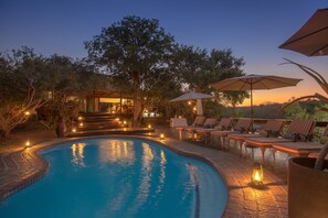 Piscine extérieure, chaises longues