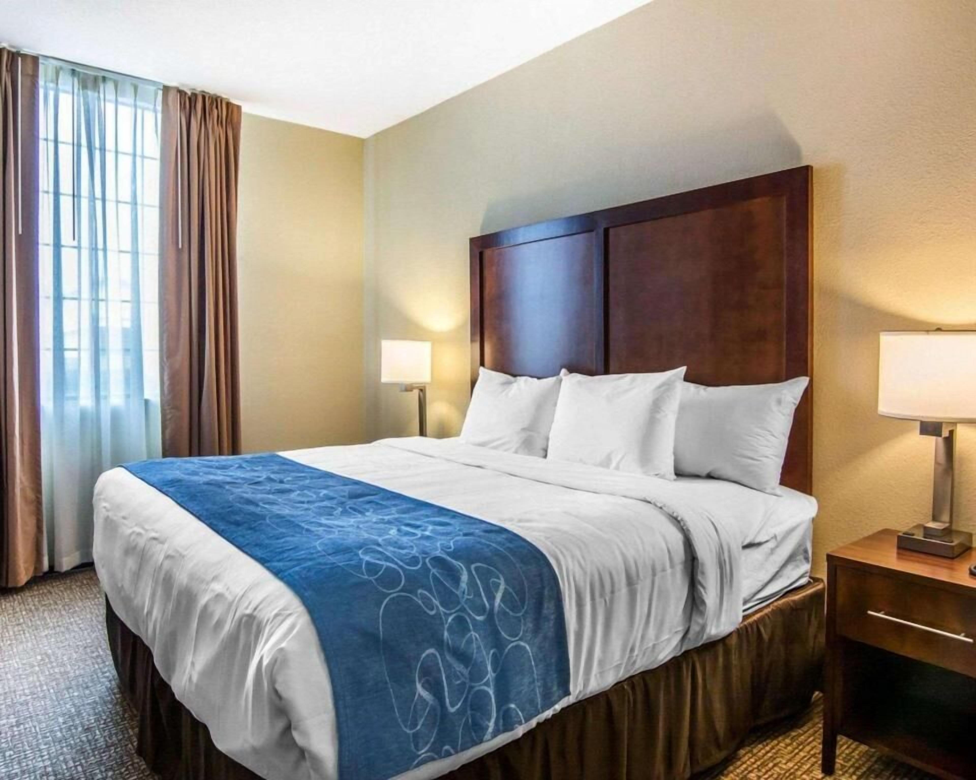 1 間臥室、客房內保險箱、書桌、遮光布/窗簾