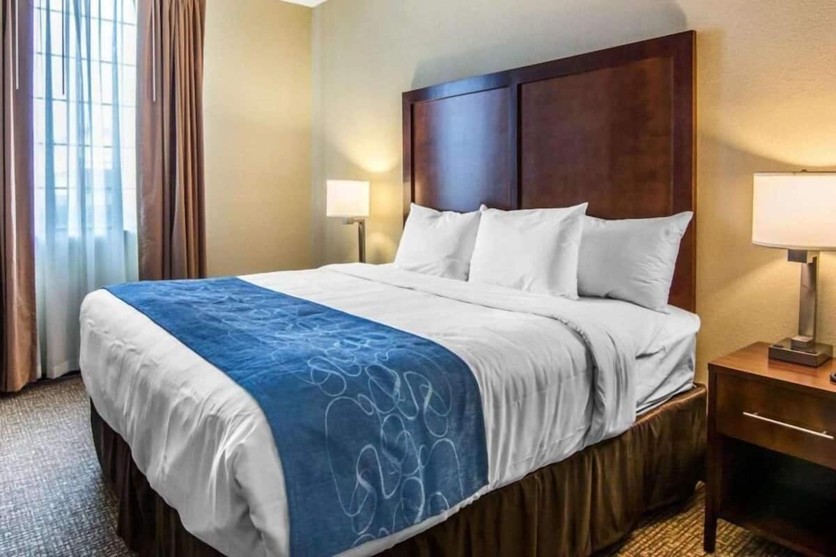 1 makuuhuone, tallelokero huoneessa, työpöytä, pimennysverhot