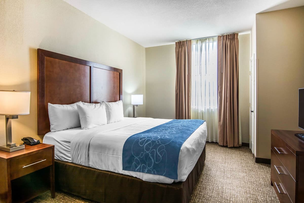 1 makuuhuone, tallelokero huoneessa, työpöytä, pimennysverhot