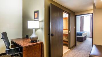 Kombinert dusj/badekar, designertoalettartikler, hårføner og håndklær