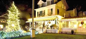 Fachada de la propiedad por la tarde o noche