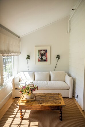 Georgia Pond Junior Suite | Frette Italian sheets, premium bedding, minibar, in-room safe - The Maidstone (East Hampton)