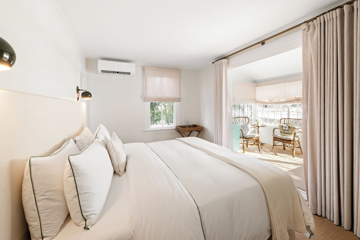 Georgia Pond Junior Suite | Frette Italian sheets, premium bedding, minibar, in-room safe