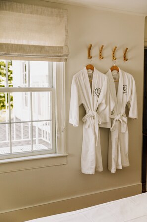 Sábanas italianas Frette, ropa de cama de alta calidad y minibar 