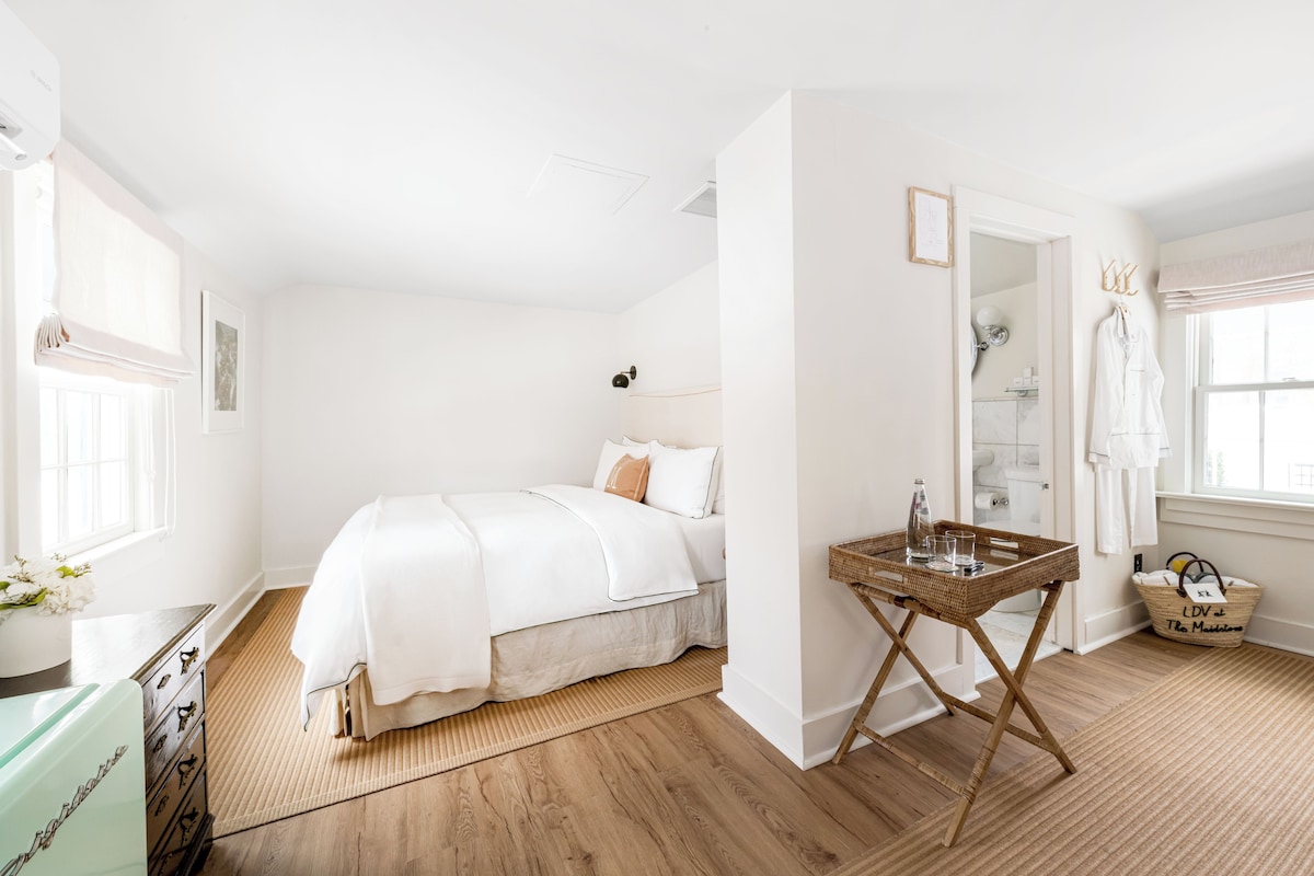 Town Pond Junior Suite | Frette Italian sheets, premium bedding, minibar, in-room safe