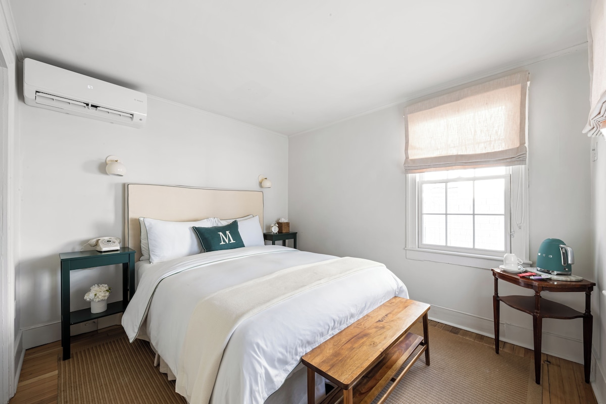 Classic Queen | Frette Italian sheets, premium bedding, minibar, in-room safe