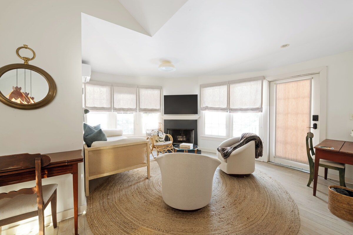 Middle Lane Cottage | Frette Italian sheets, premium bedding, minibar, in-room safe