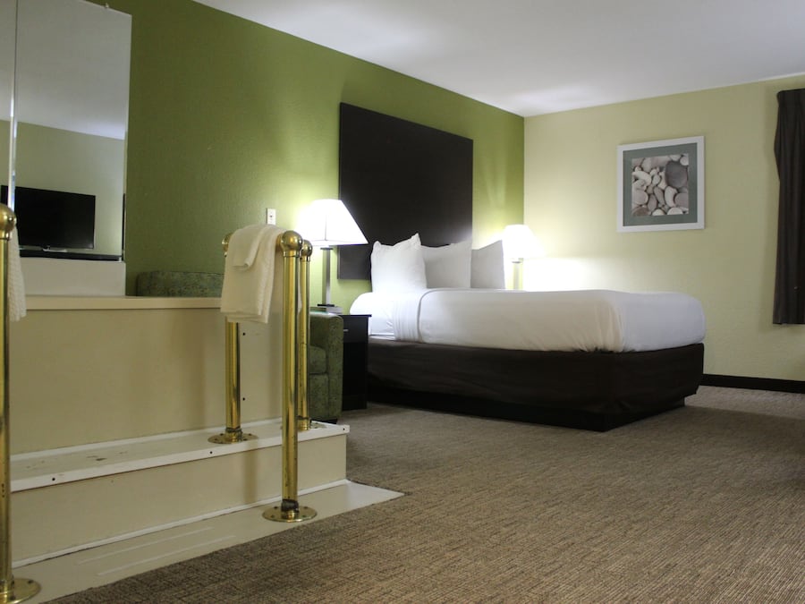 Quarto standard, 1 cama Queen, para não fumantes, banheira de hidromassagem | Cofres nos quartos, escrivaninha, espaço de trabalho para notebook