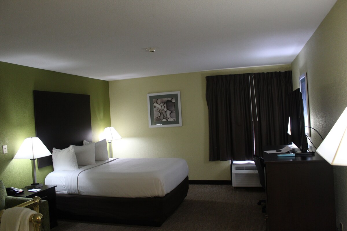 Standard Room, 1 Katil Ratu (Queen), Non Smoking, Jetted Tub | Peti besi dalam bilik, meja, ruang kerja komputer riba 