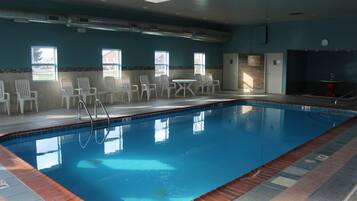15 座室內游泳池