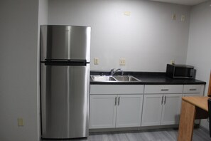 Suite, 1 grand lit et 1 canapé-lit, non-fumeurs, coin cuisine | Cuisine privée | Réfrigérateur, cafetière/bouilloire, moulin à café