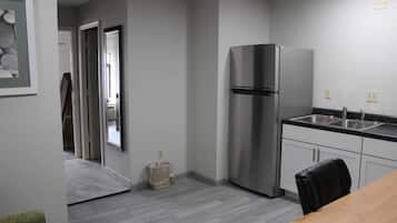 Suite, 1 Queen Bed with Sofa bed, Non Smoking, Kitchenette | In-room safe, desk, laptop workspace, iron/ironing board