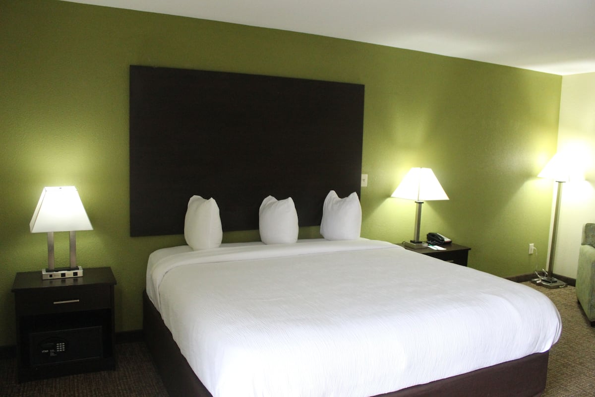 In-room safe, desk, laptop workspace, iron/ironing board