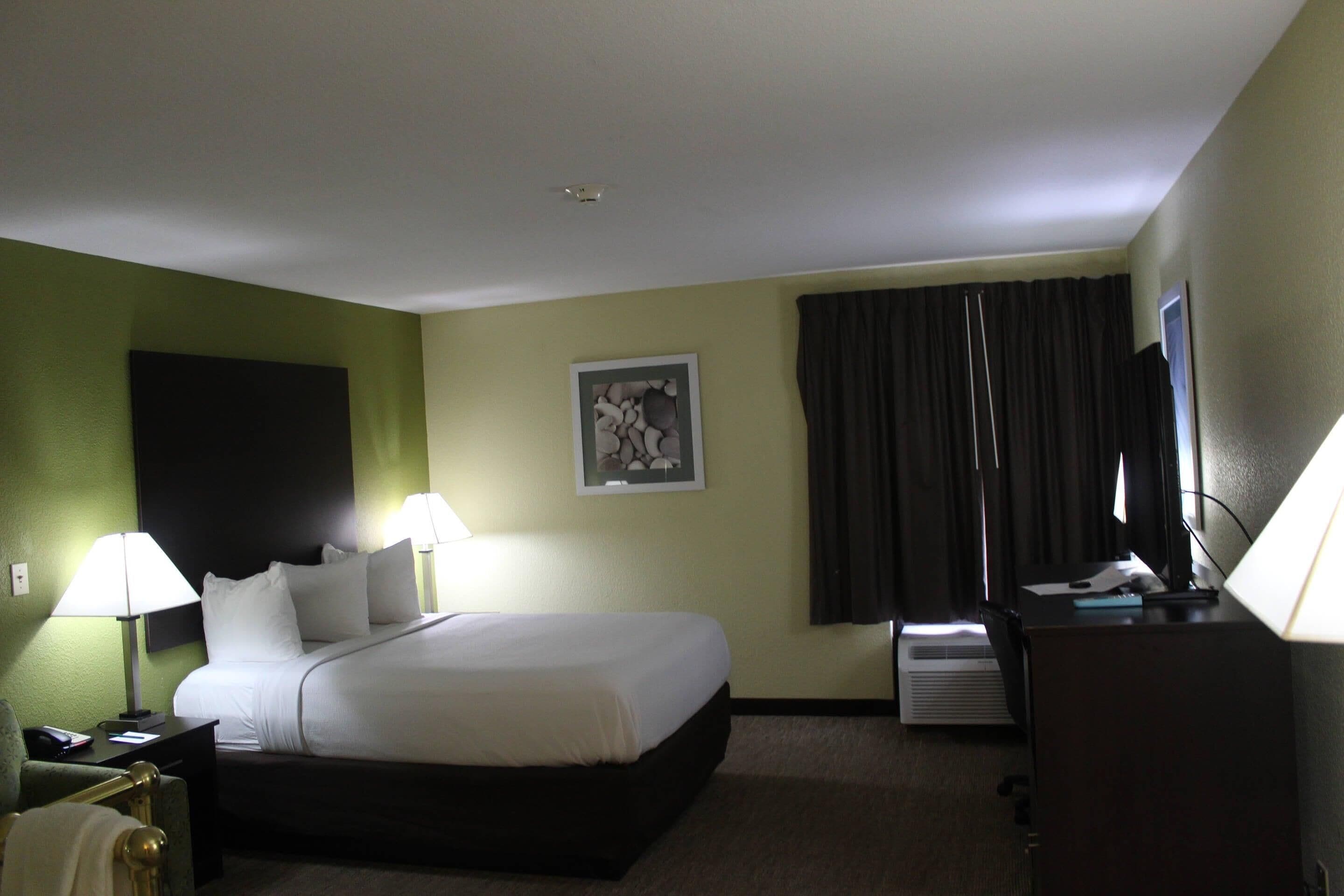 Safe på rommet, skrivebord og skrivebord for bærbar PC