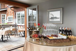Free daily continental breakfast - La Conner Channel Lodge (La Conner)