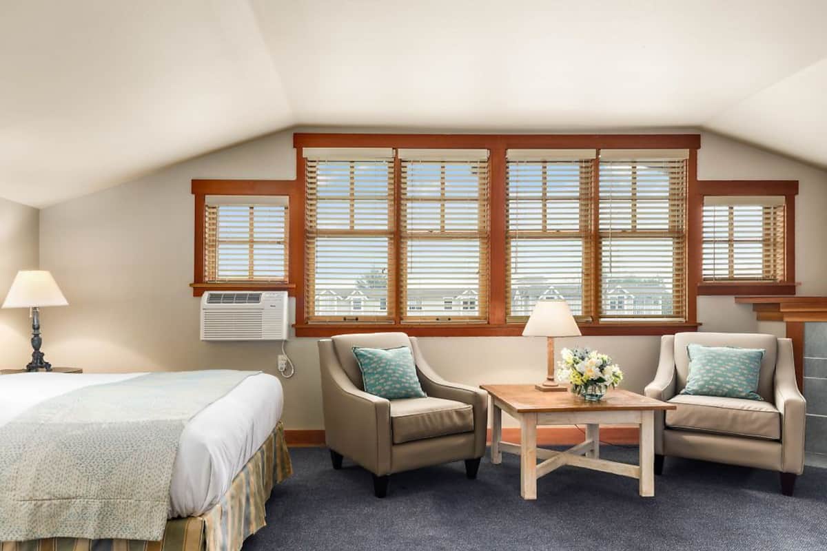 Standard Room, 1 Queen Bed, Accessible | Premium bedding, in-room safe, desk, free WiFi