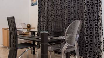 Apartment, 2 Bedrooms | In-room dining