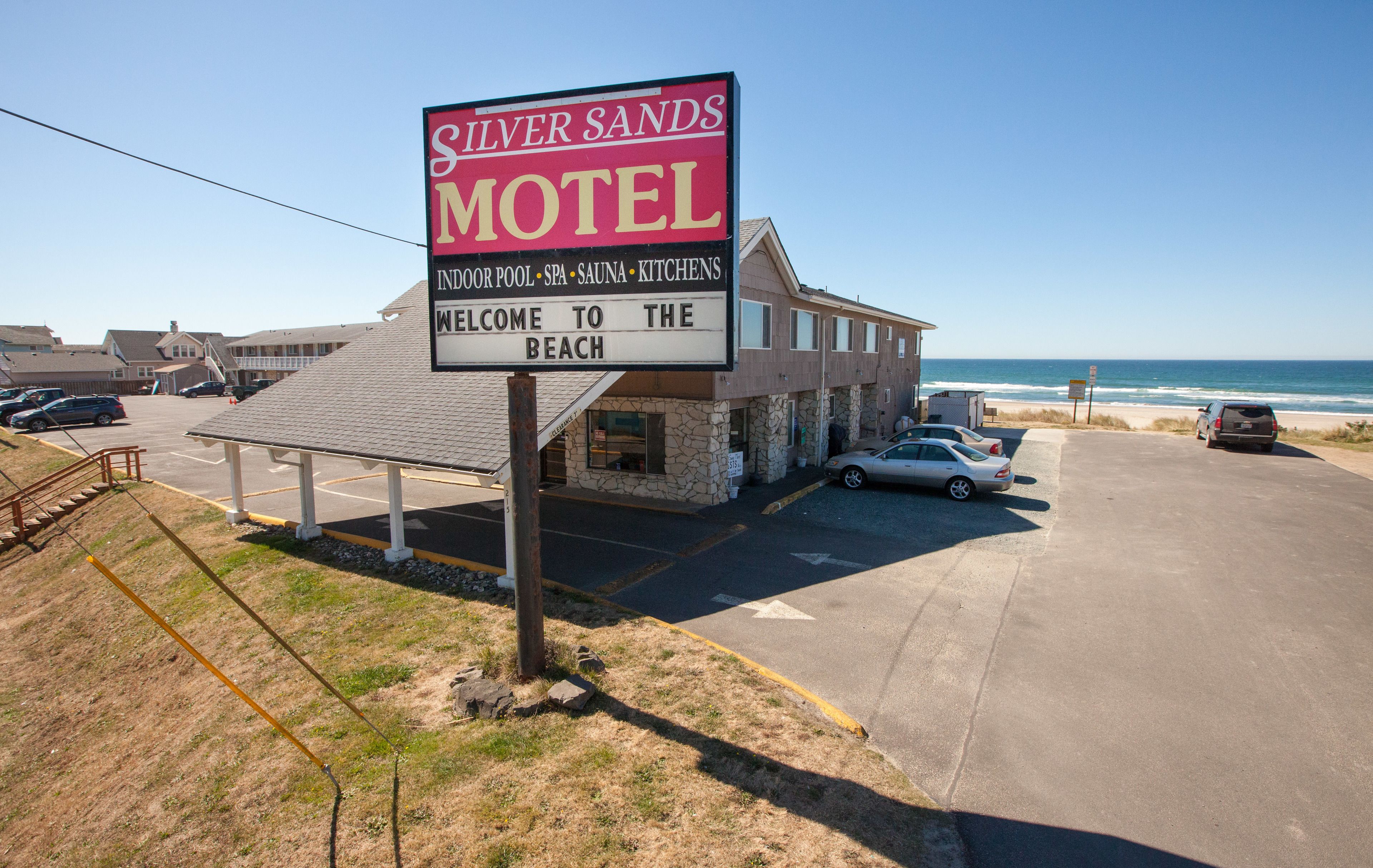 Segnaletica di un motel che elenca i servizi disponibili, tra cui piscina coperta, spa, sauna e cucine.
