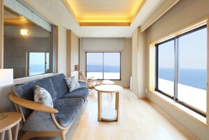 Universal View Suite, Ocean View, East Wing | Zona de estar | Una televisión