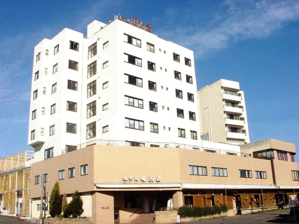 Un hôtel à plusieurs étages, doté d’une façade plate et d’une entrée située au niveau du sol.