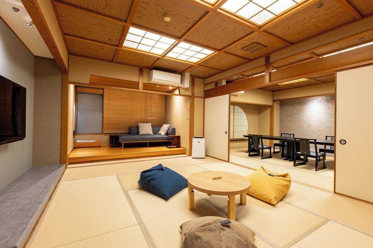 Japanese Style Room with Outdoor Hot Tub | 客房内保险箱、床单