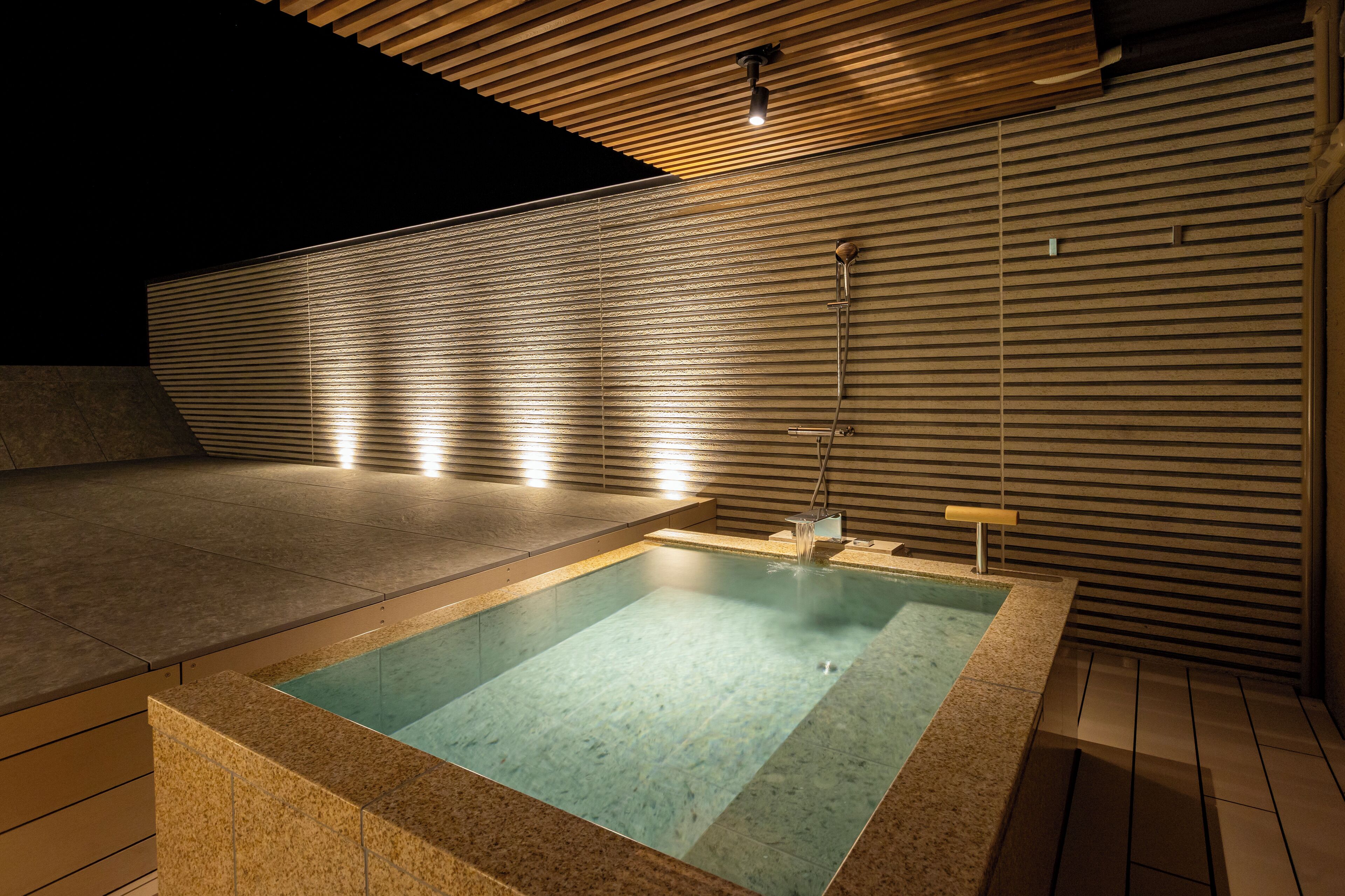 Japanese Style Room with Outdoor Jacuzzi | Vasca da bagno a immersione totale