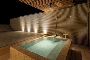 Japanese Style Room with Outdoor Jacuzzi | Djupt badkar