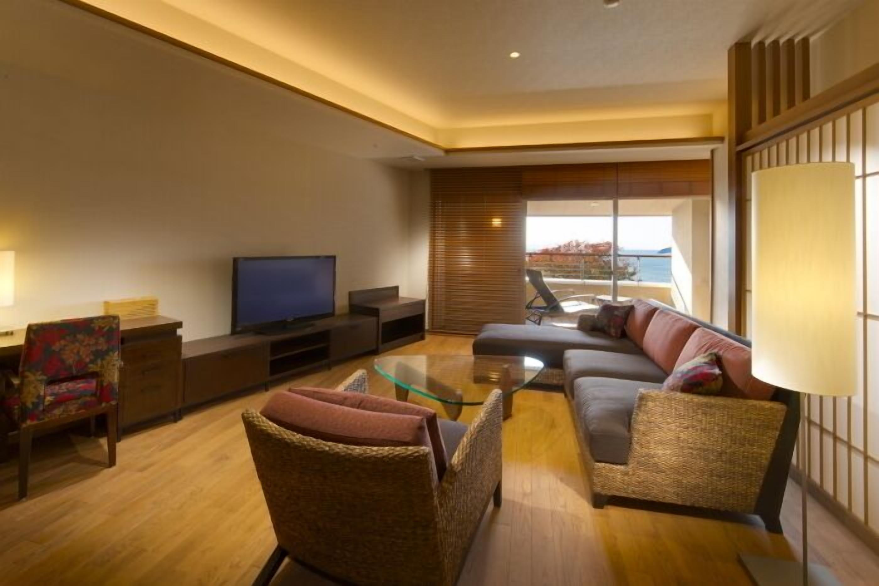 Corner Suite, Open-air Bath | Woonkamer | Een televisie