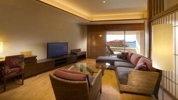 Corner Suite, Open-air Bath | Woonkamer | Een televisie