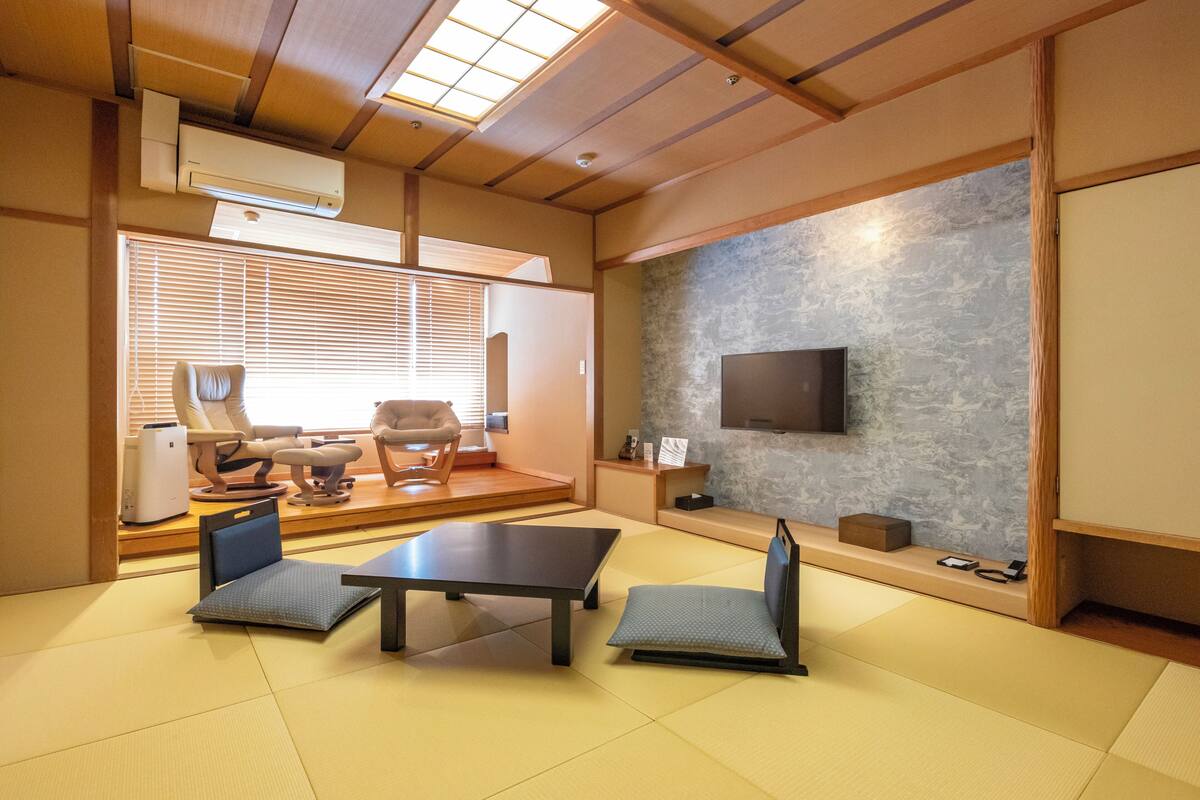Japanese Style Room with Outdoor Jacuzzi | 客房内保险箱、床单