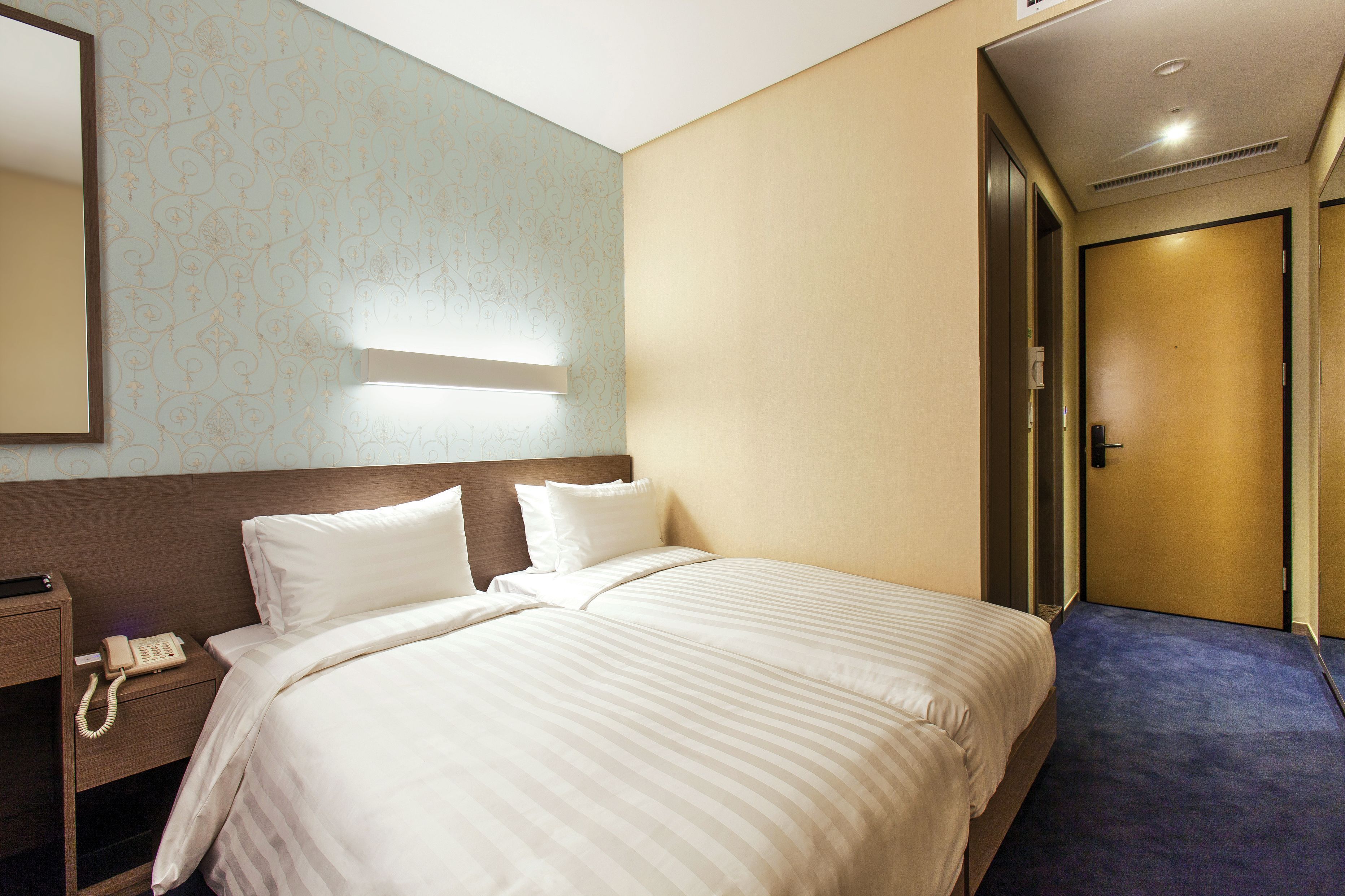 Premium bedding, in-room safe, blackout drapes, soundproofing