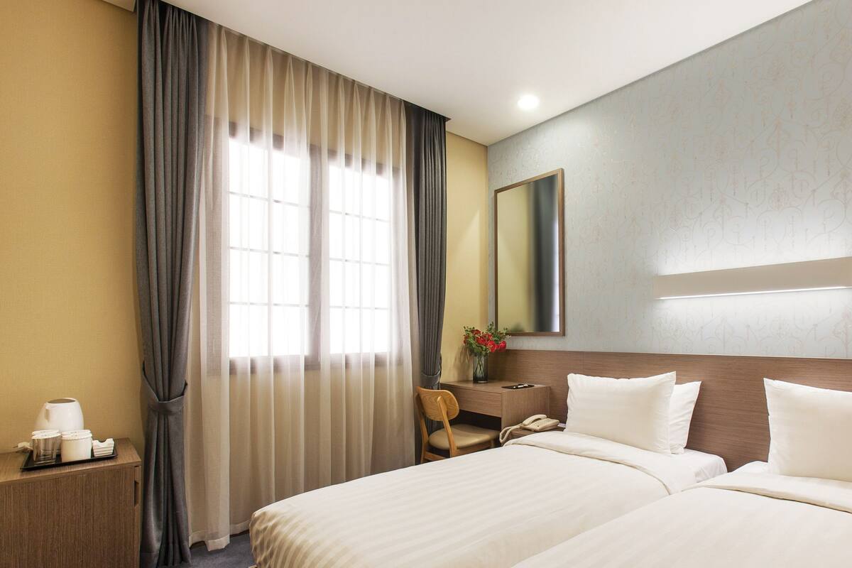 Kamar Twin Bisnis (No Window) | Seprai premium, brankas, tirai kedap cahaya, dan kedap suara