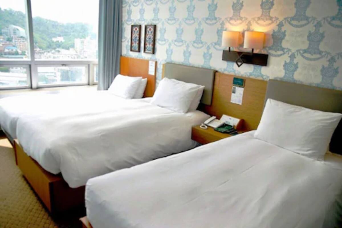 Kamar Triple | Seprai premium, brankas, tirai kedap cahaya, dan kedap suara