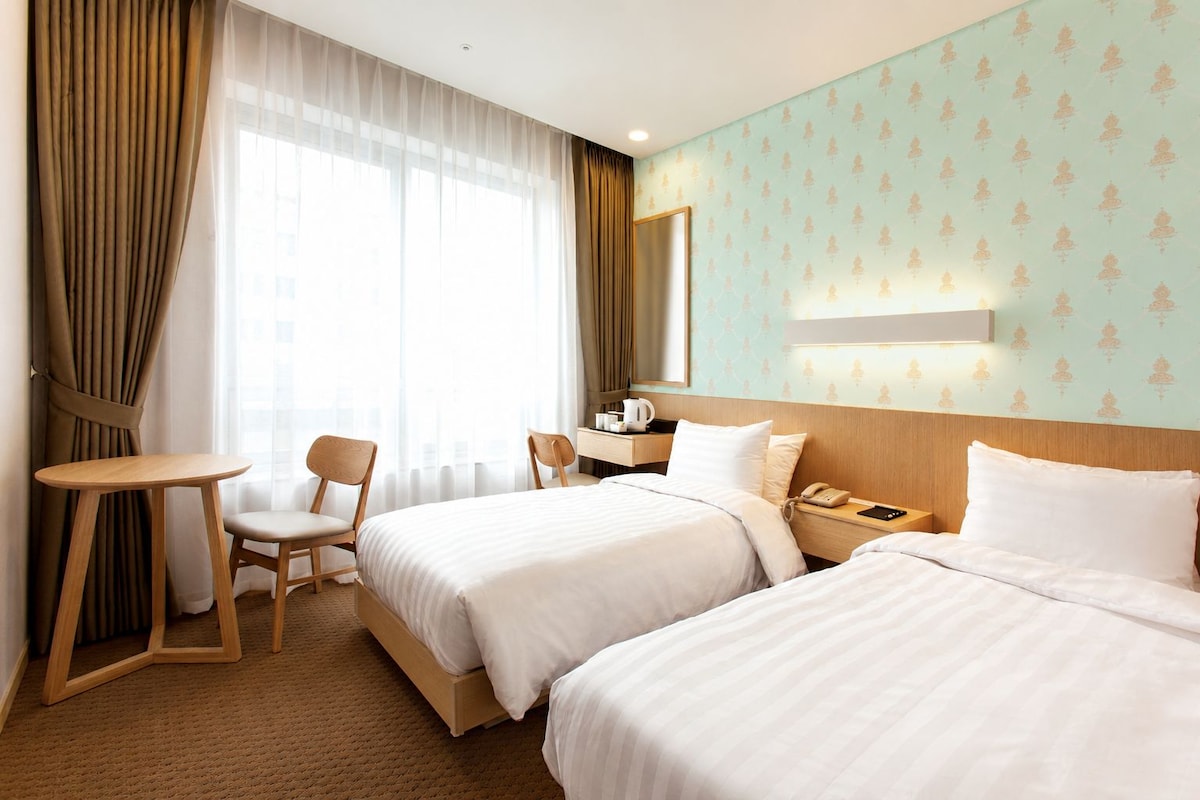 Standard Twin Room | Premium bedding, in-room safe, blackout drapes, soundproofing