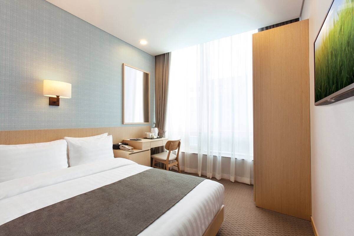 Premium bedding, in-room safe, blackout curtains, soundproofing