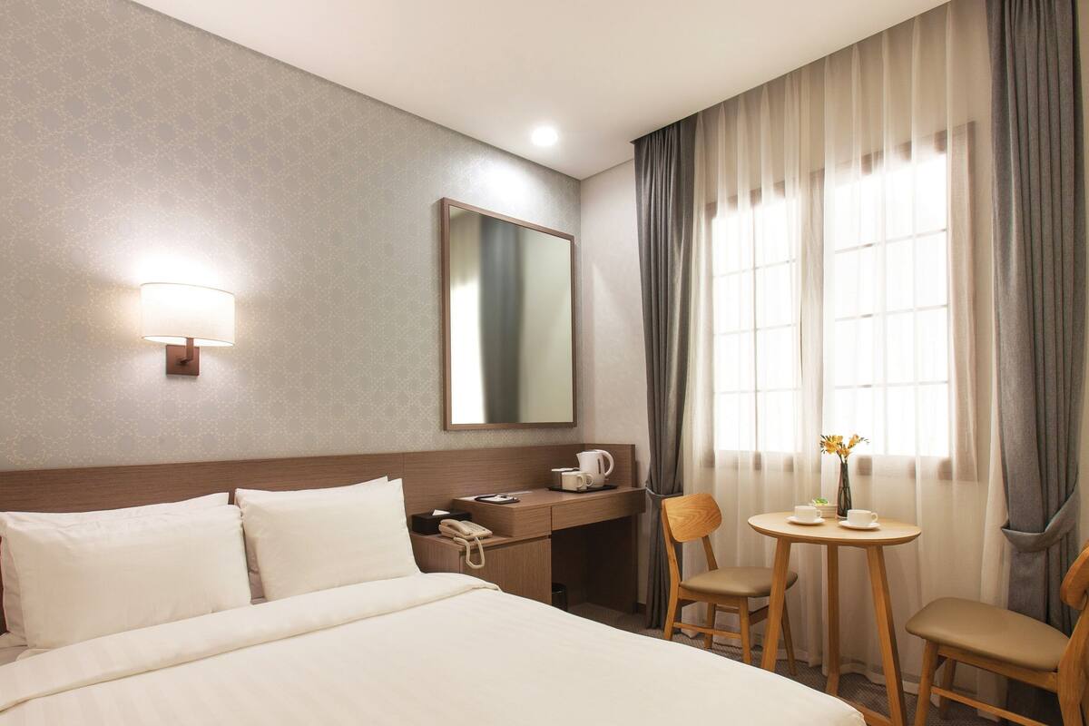 Kamar Double Bisnis (No Window) | Seprai premium, brankas, tirai kedap cahaya, dan kedap suara