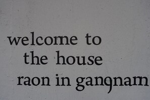 A sign with the text "welcome to the house raon in gangnam". - Raon Residence in Gangnam (Seoul)