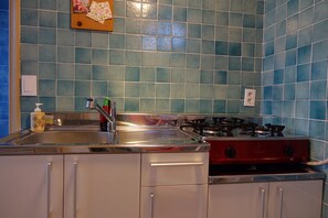 x | Eigene Küche | Kühlschrank, Mikrowelle, Wasserkocher, Kochgeschirr/Geschirr/Besteck