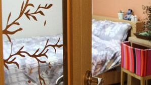Une chambre à coucher avec un lit, un bureau et une chaise.